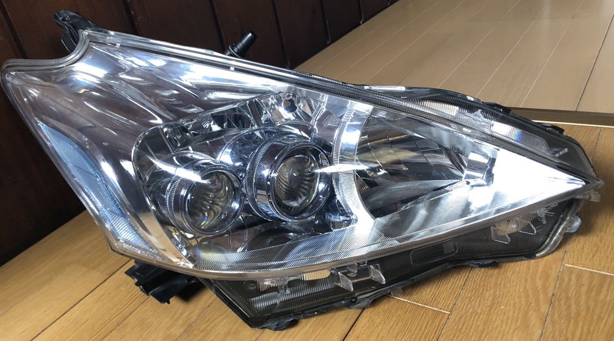 トヨタ・プリウスアルファ・純正部品番号：81145-47290