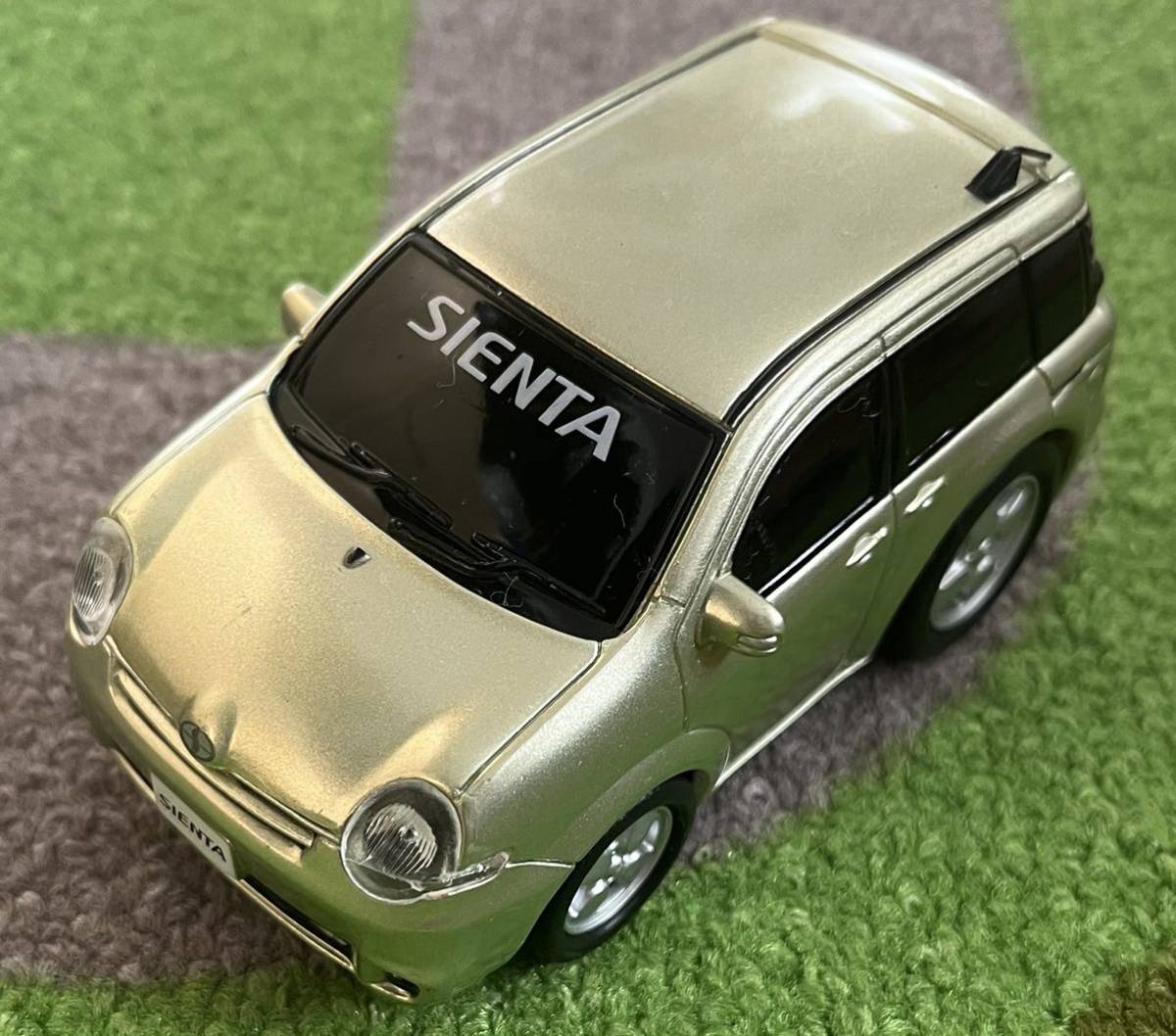 シエンタ アーバンカーキ　プルバックカー　ドライブタウン　カラーサンプル Amazon | ミニカー ミニカー 新型シエンタ アーバンカーキ