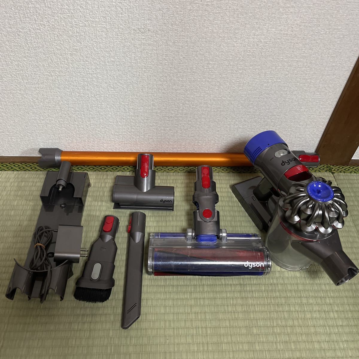 ダイソン V8 dyson 掃除機 ジャンク（傷や汚れあり】dyson
