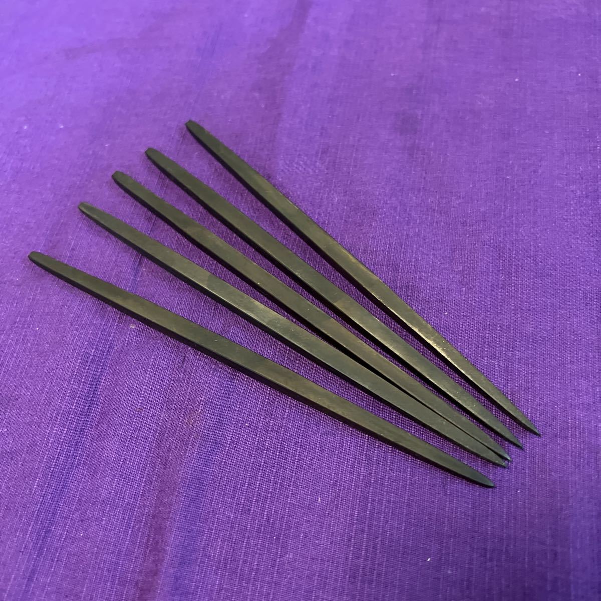 鉄味良好　手慣らし鉄扇　軍扇型　一尺一寸（日本刀装具小柄寸鉄手の内隠し武器 軍扇型手慣らし鉄扇 一尺一寸 鋼蜻蛉玉付き 鍛錬用（日本刀