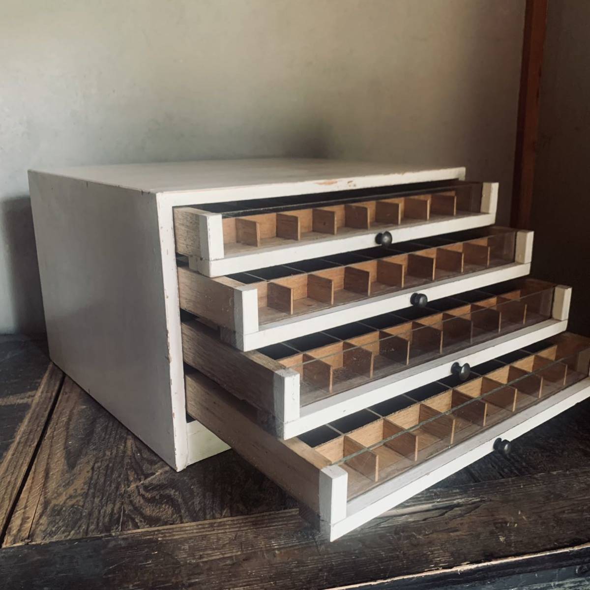 前面ガラスの引き出し4段