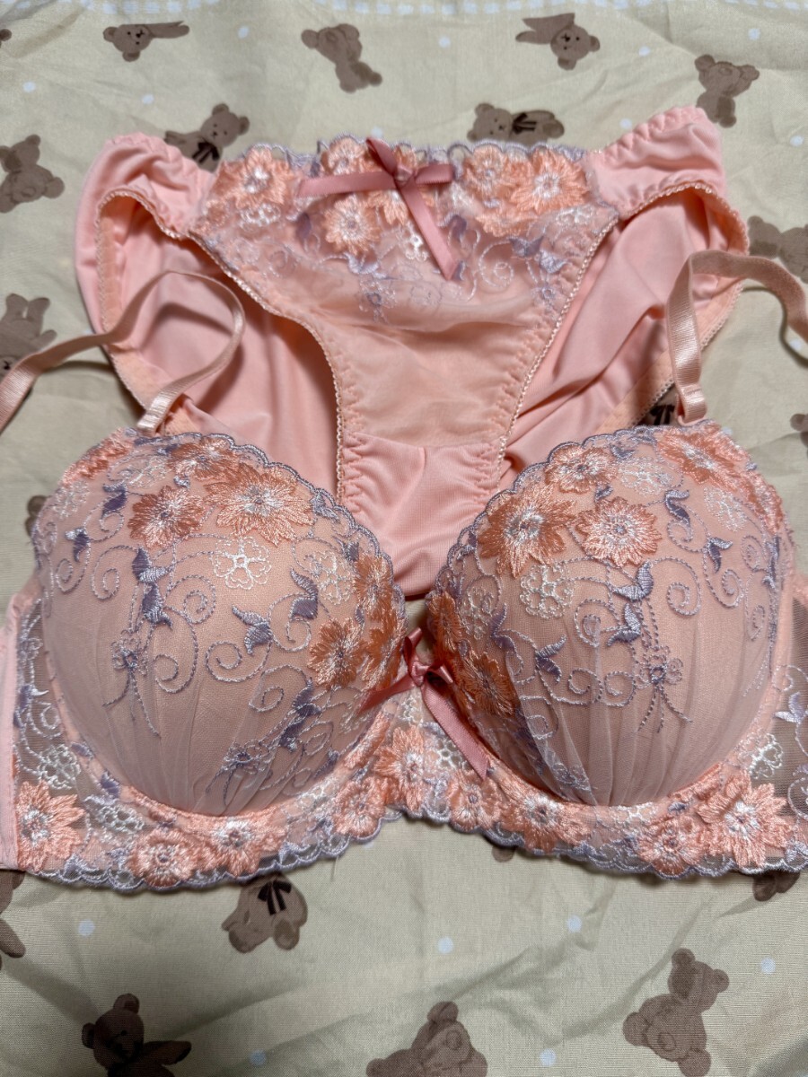 【Qカップ】超大きいサイズ たんす整理品 人妻わかこのブラジャーです。