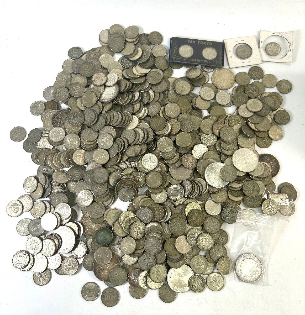 【和の美】 ★1円スタート★ 日本　古銭　100円硬貨　大量　約3.7㎏分　おまとめ　東京オリンピック記念　1964年　1000円銀貨　七福相互銀の1番目の画像