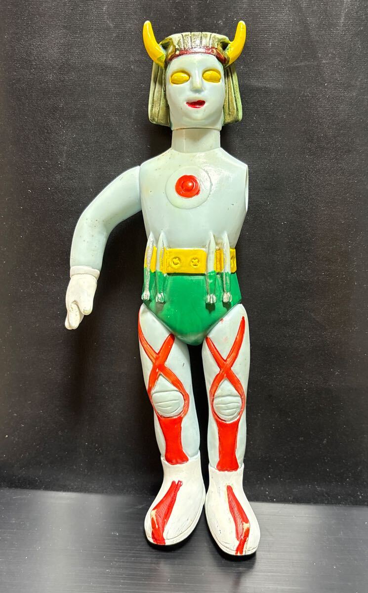 マルサン ウルトラサターン ソフビ 極少抽選販売品 正規品 赤マント 完売品 ウルトラサターンソフビ マルサン - メルカリ