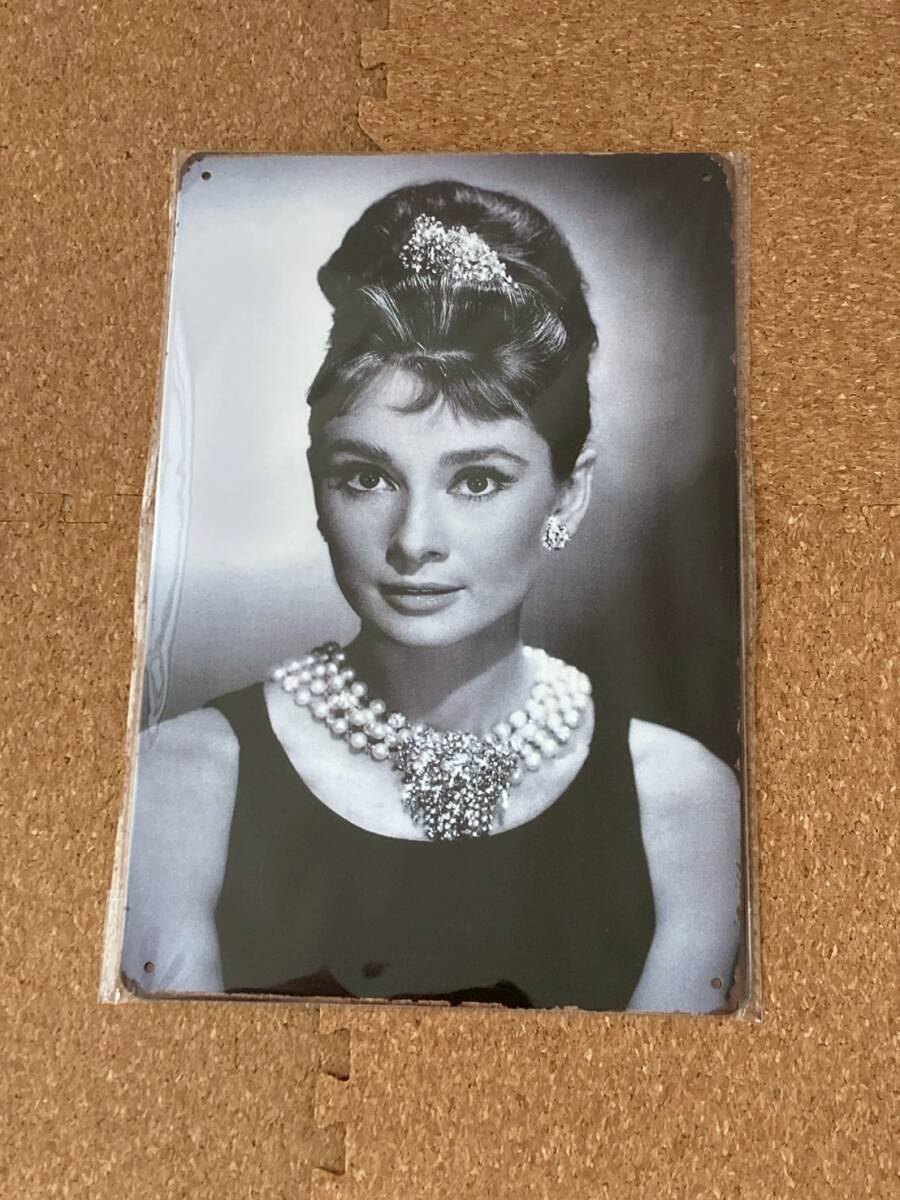 オードリー・ヘプバーン Audrey Hepburn 直筆サイン入り写真 証明書