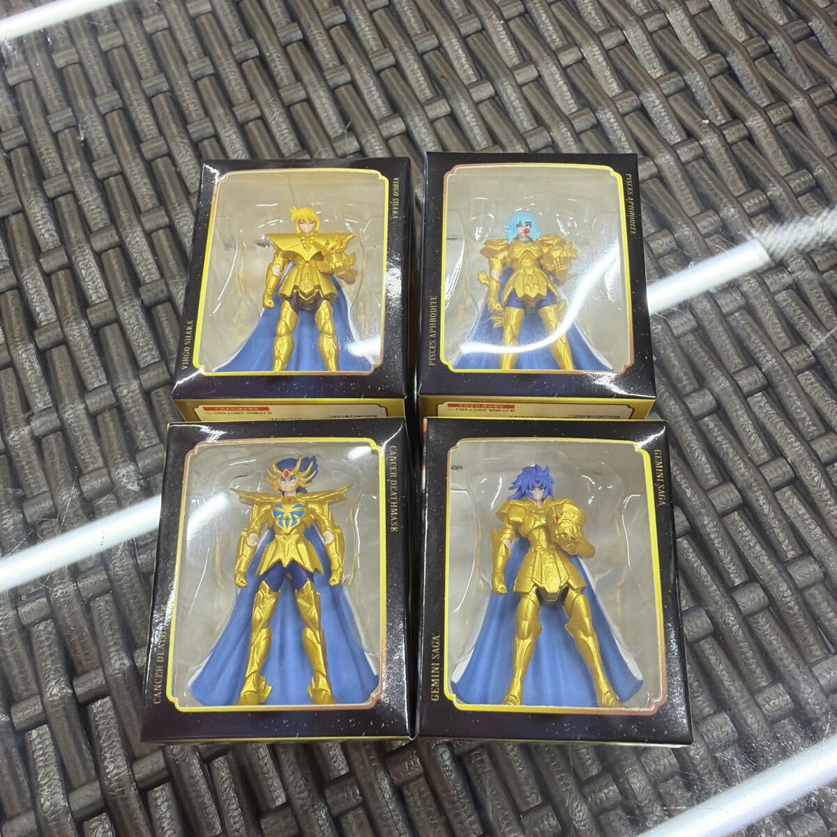 聖闘士星矢 黄金聖闘士 カード 格子 12枚 シャカ アイオリア ミロ サガ