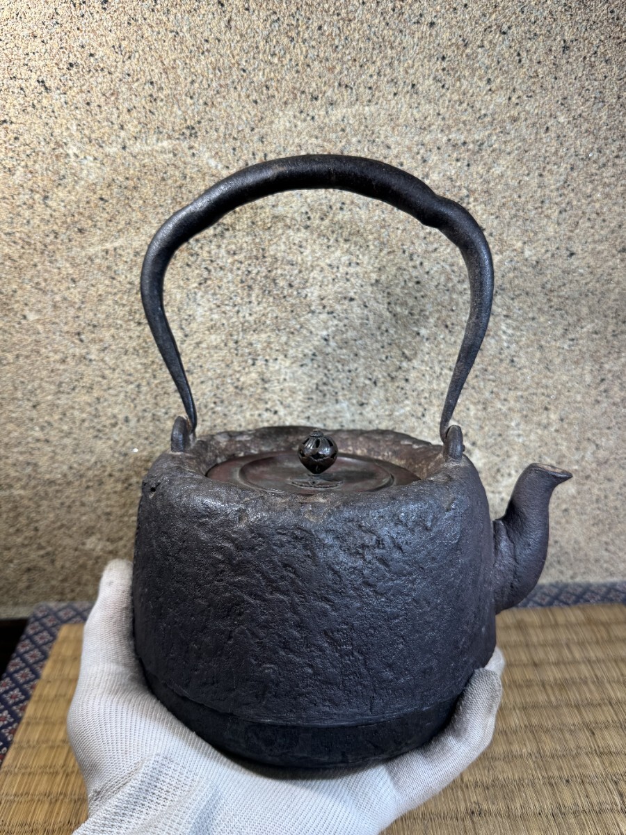 中古】龍文堂 在銘 小振りな鉄瓶 安之助 花押 銀象嵌 古銅蓋 古鏡 銀