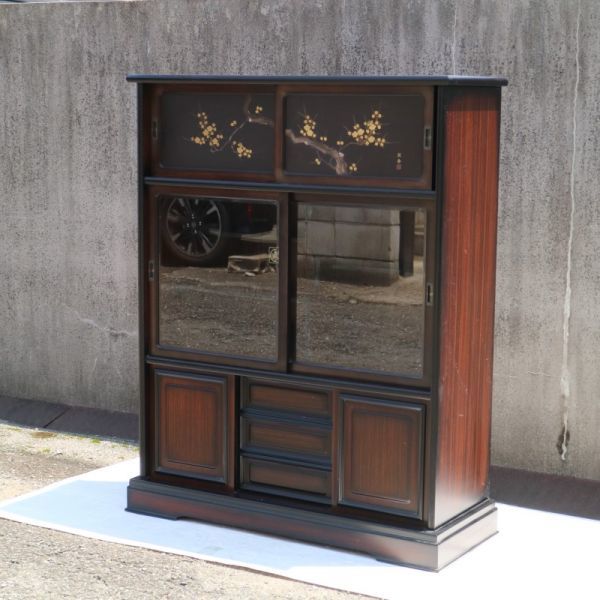 収納棚　何かの家紋？ 収納棚何かの家紋？