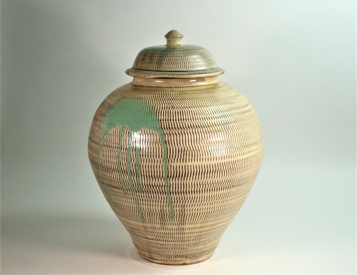 古物）飴釉壺　蓋付　花入 希少 江戸時代 古瀬戸飴釉小壺16cm 虹色 光彩 蹲る うずくまる