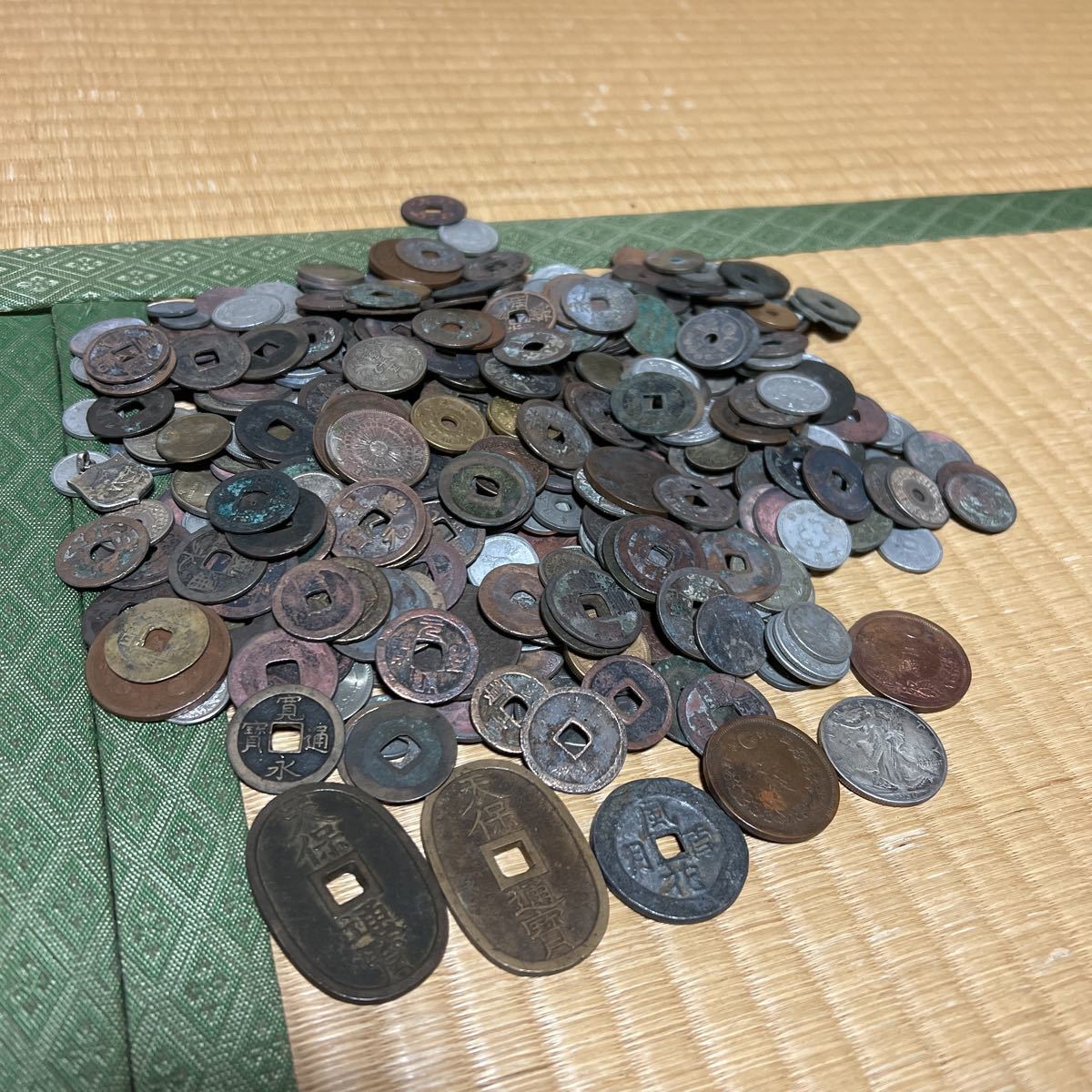 古銭まとめ。 全体的に状態が悪い】日本 海外 古銭 まとめ 1.5kg↑ 天保通貨