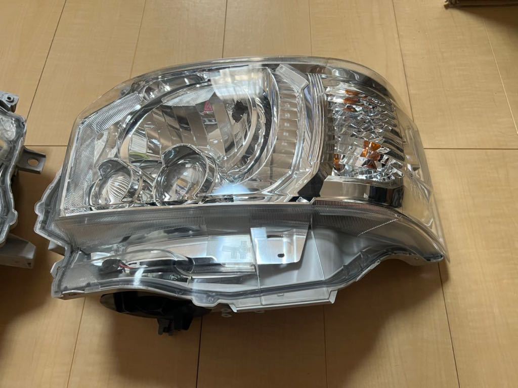 ②トヨタ ハイエース 200系 純正 LEDヘッドライト 左右セット