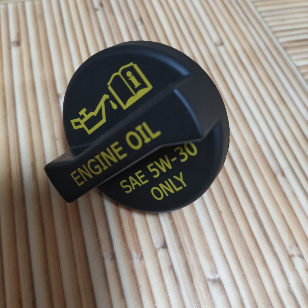 【未使用】オイルフィラーキャップ アルファロメオ 04892822AB 正規品 オイルキャップ エンジンオイル ジュリエッタ 5W30の落札