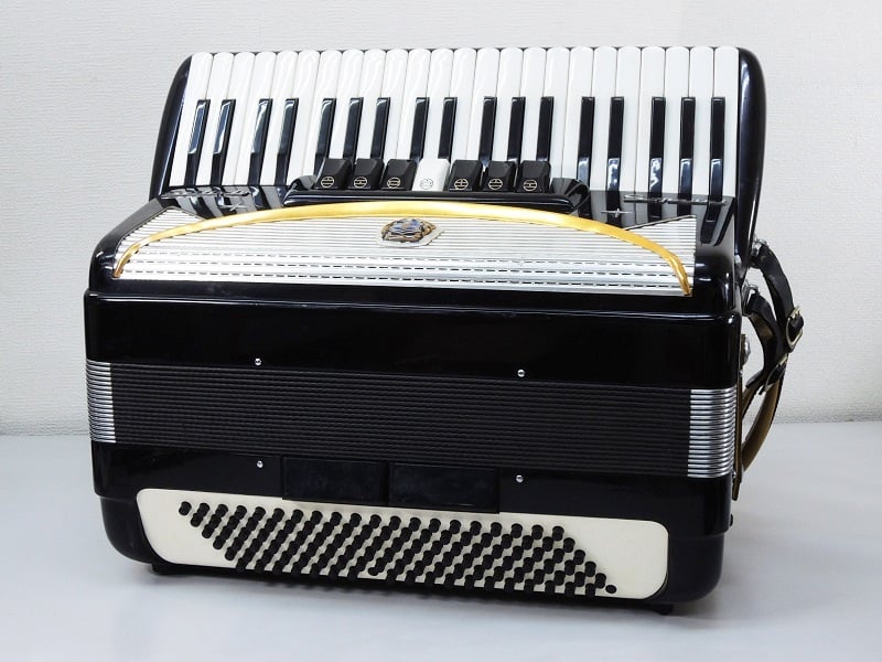 手渡しのみ。アコーディオン。41鍵盤、120ベース