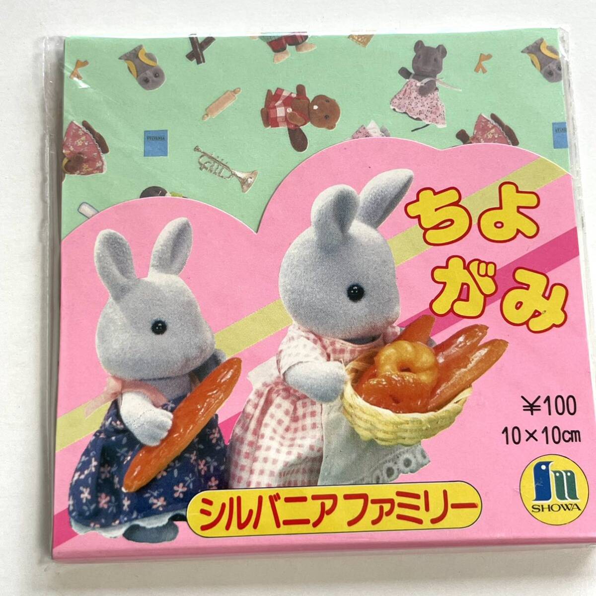 水色チェック柄の子供用椅子とウサギのぬいぐるみ 水色チェック柄の子供用椅子とウサギのぬいぐるみ