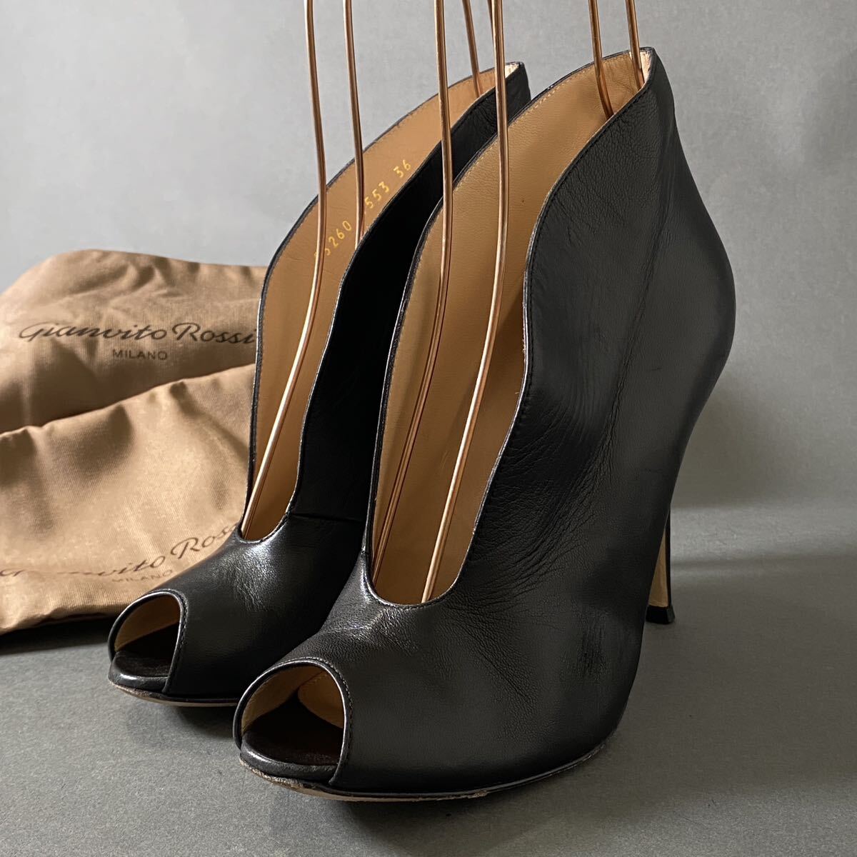 Gianvito Rossi ブラックオープントゥヒール Gianvito Rossi ブラックオープントゥヒール