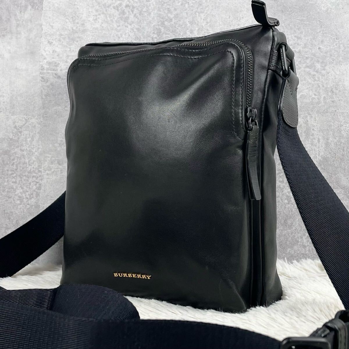BURBERRY 撮れれ 極美品 黒 型押し ロゴ レザー クロスボディ バーバリー 