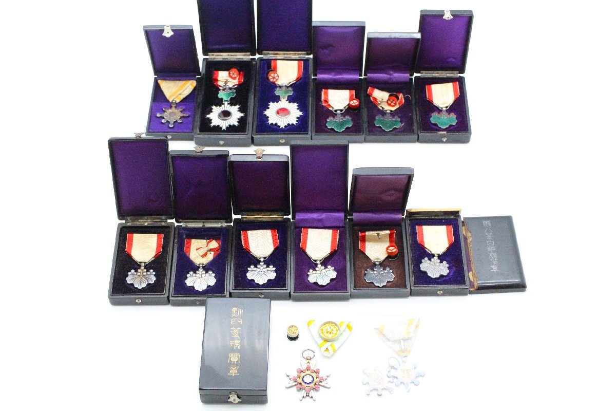 未使用に近い】勲八位柱国章 勲章 満州国 徽章 略綬・共箱付 美品 旭日