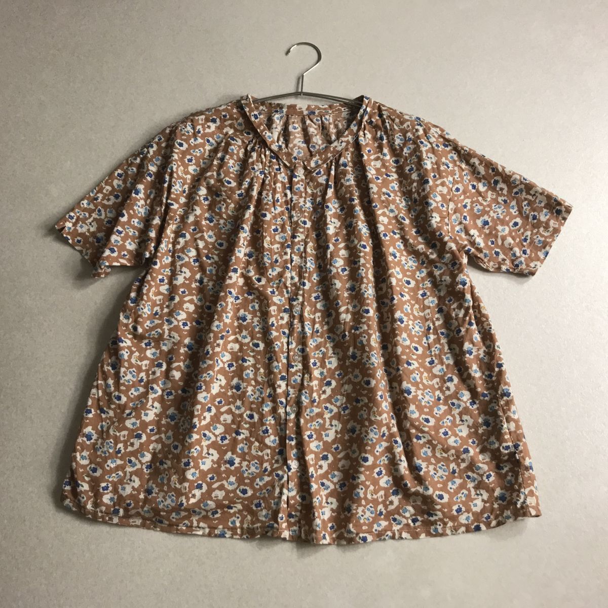新品❣️ ドラッグストアーズ　ノベルティボトルとコラボTシャツ　総柄　サイズＦ ☆即決☆Drug store's 半袖Tシャツ 赤 F ロゴ イラスト ドラッグ