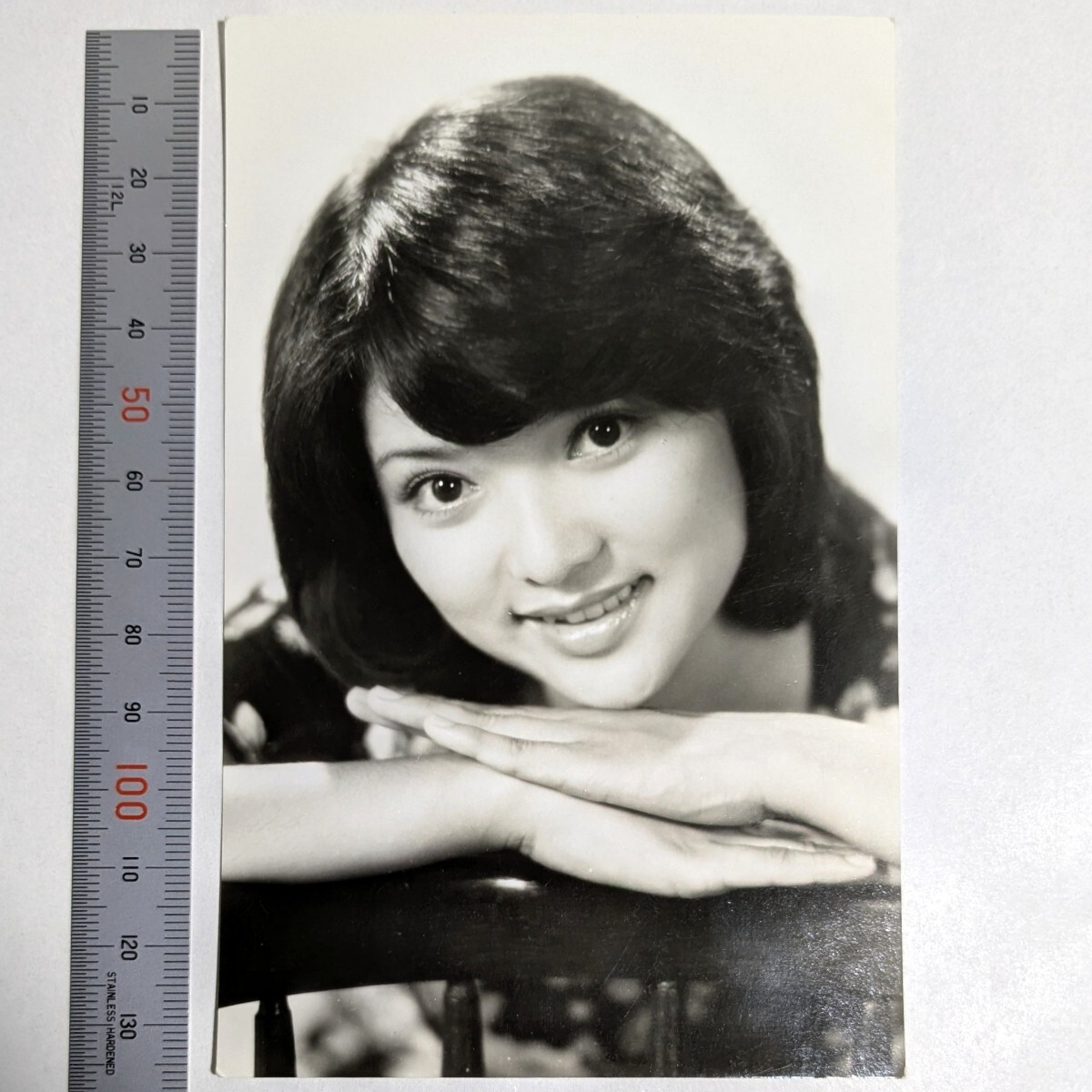 未使用に近い】山口百恵 マルベル堂プロマイド写真2枚 制服 赤い膨らみ