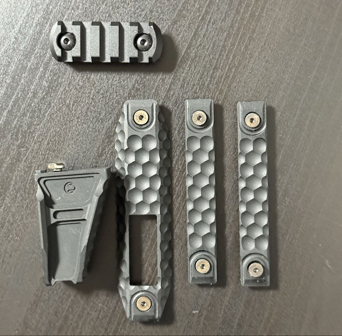 新品】RailScalesタイプ M-LOK KEYMOD 両方対応 Honeycomb レール