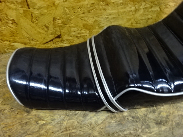 GS400三段シート GS400 三段シート エナメル黒 パイピング