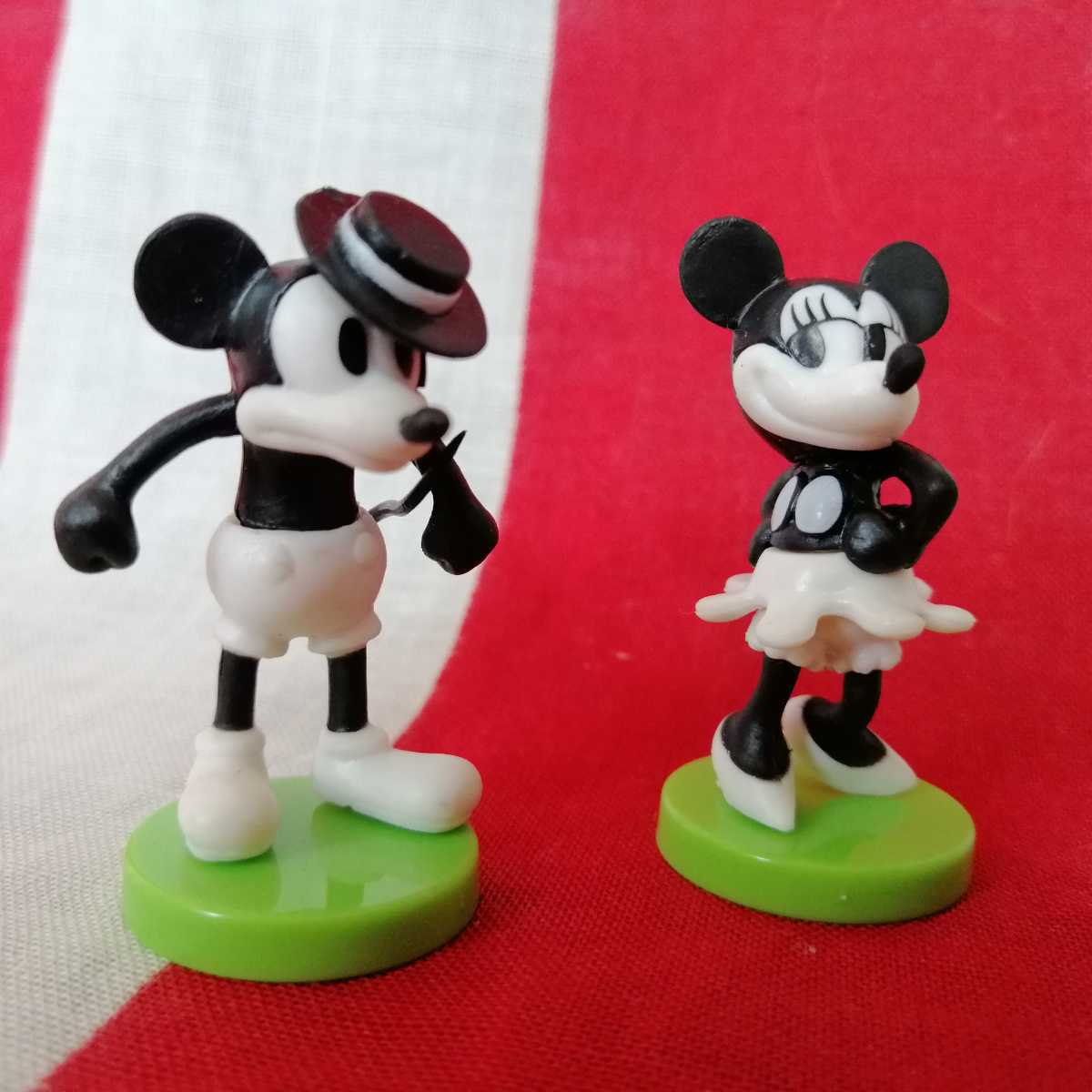 フルタ チョコエッグ 白黒 モノクロ ミッキーマウス ミニーマウス キス ミニフィギュア フルタ ディズニーランド ディズニーシー の落札情報詳細 ヤフオク落札価格情報 オークフリー スマートフォン版