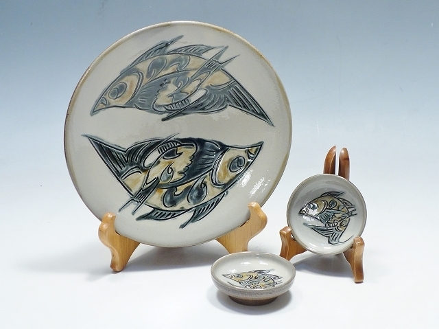 K07009【沖縄 宮古島 壷屋焼 金城陶芸 金城敏信 作】魚紋 7寸 皿 1枚