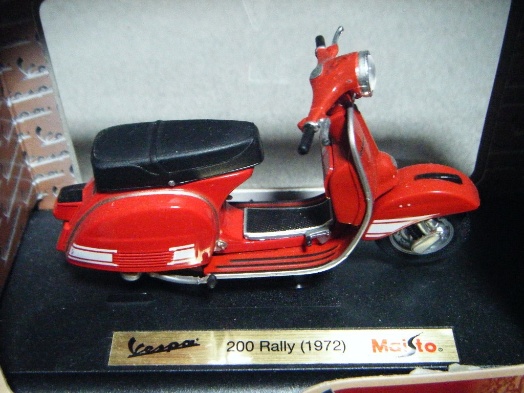 Maisto1/18ベスパ Vespa200 ラリーdel 1972 ゴールド系 ☆彡