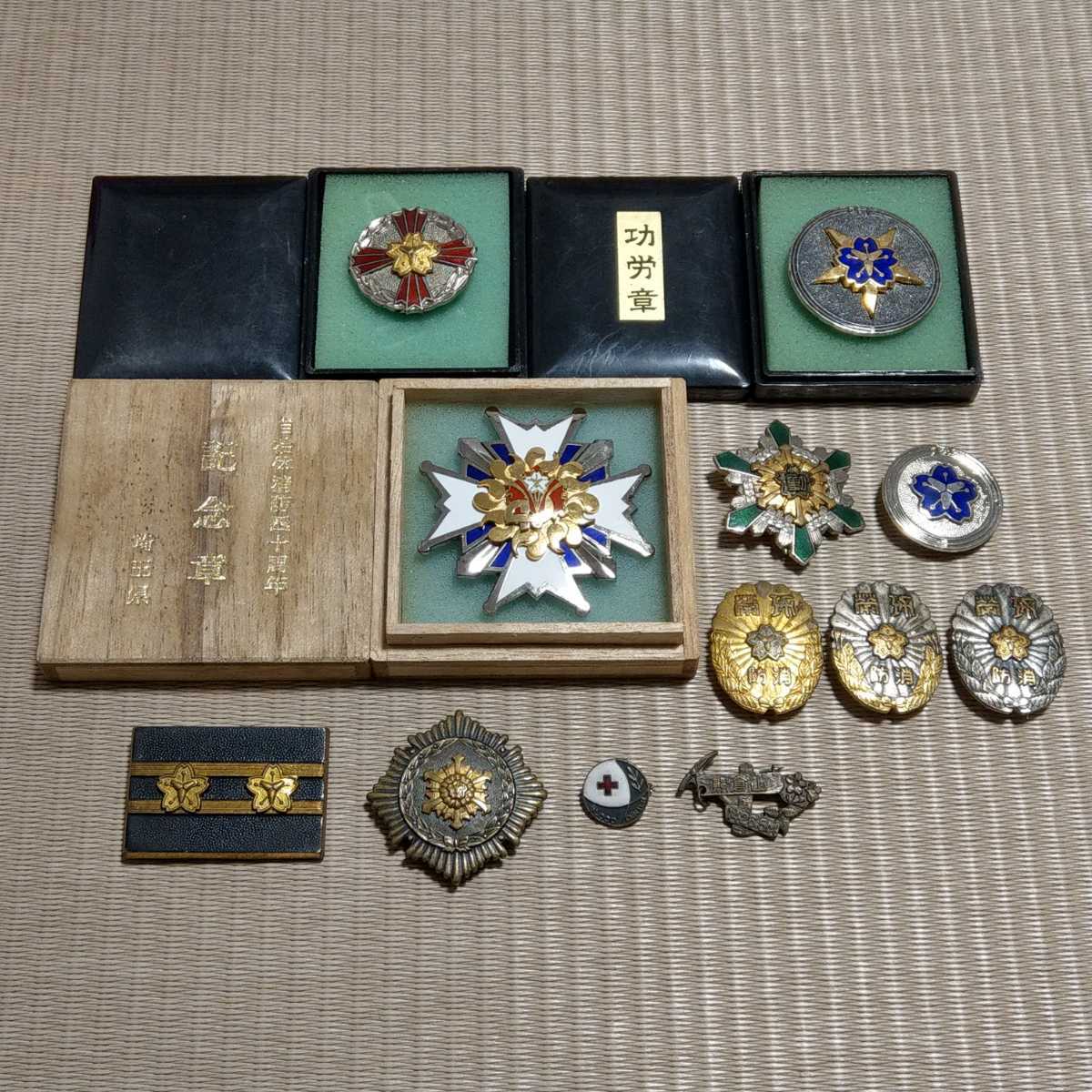 本門佛立宗 記念バッジまとめて （中古 本門佛立宗 仏具色々