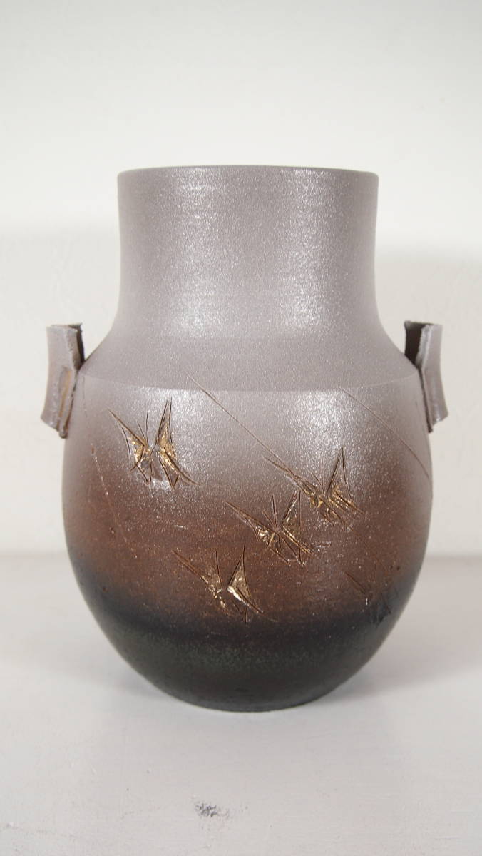 真】加藤釥（かとうしょう） 『金彩蝶文花入』 共箱 9594