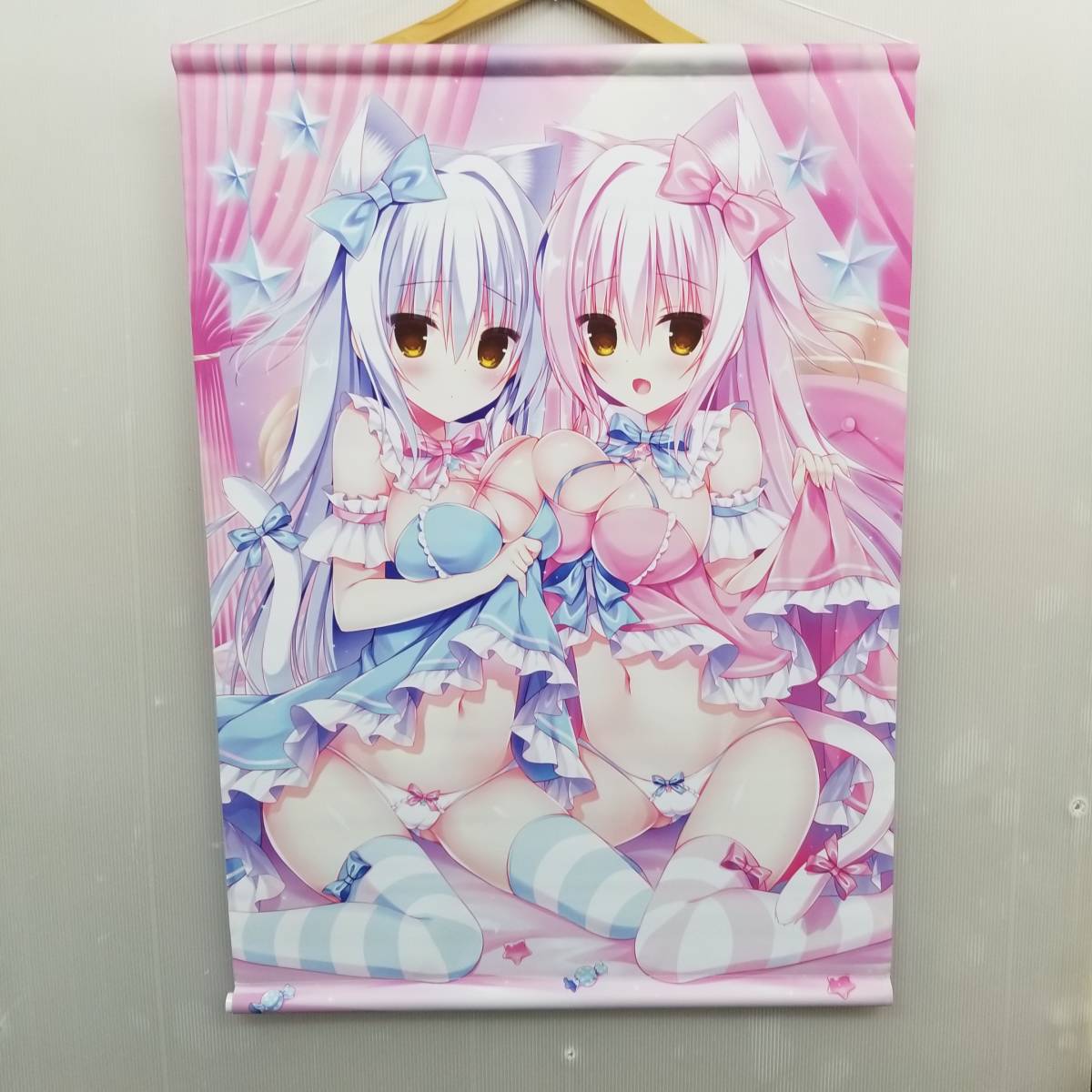 目立った傷や汚れなし】【s8942S】B2双子の白猫ちゃんタペストリー は