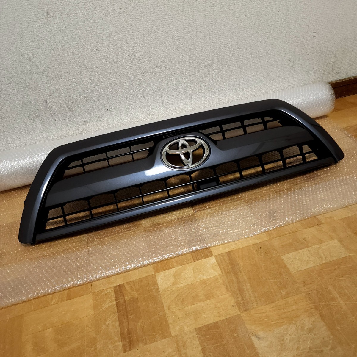 TOYOTA ハイラックスサーフ185系 TOYOTAエンブレムフロントグリル