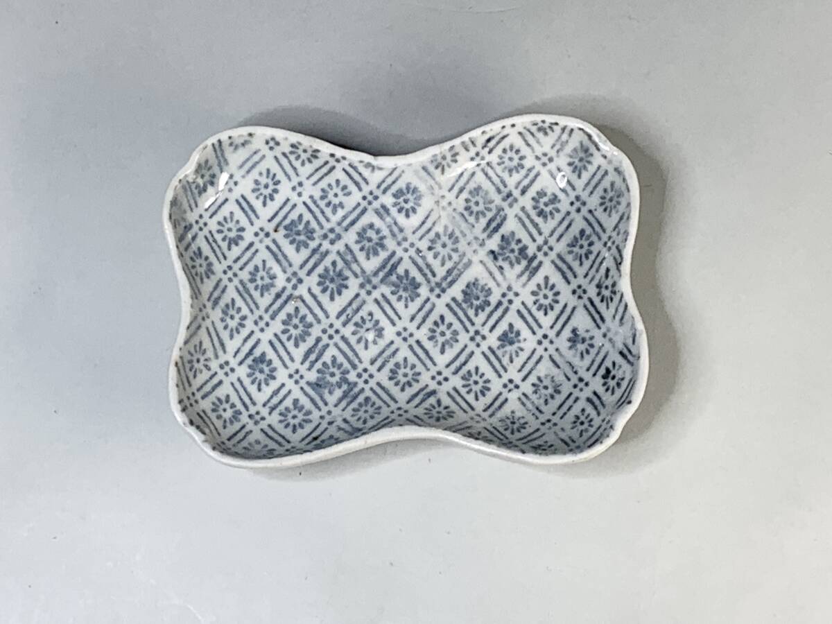 【やや傷や汚れあり】蒟蒻印判 こんにゃく印判 型紙刷印判 豆皿 小皿 糸巻型 幾何学 小花図 折れ松 古伊万里 珍品 江戸中期の落札情報詳細 ...