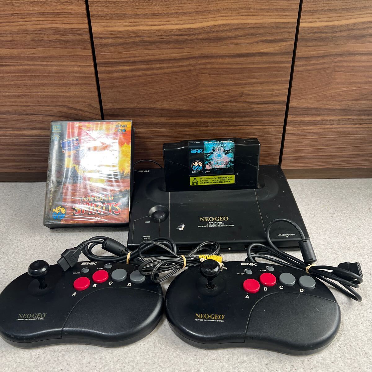 NEO GEO MAX330+本体コントローラー2個＋専用箱付き+ 座し ソフト2