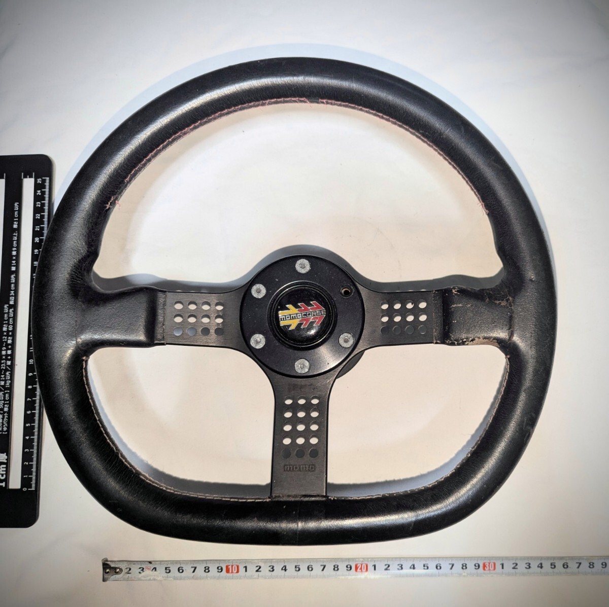 送料込み　MOMO　3本スポーク　スポーツ　ステアリング　DAIHATSUボス 送料込みMOMO3本スポークスポーツステアリングDAIHATSUボス