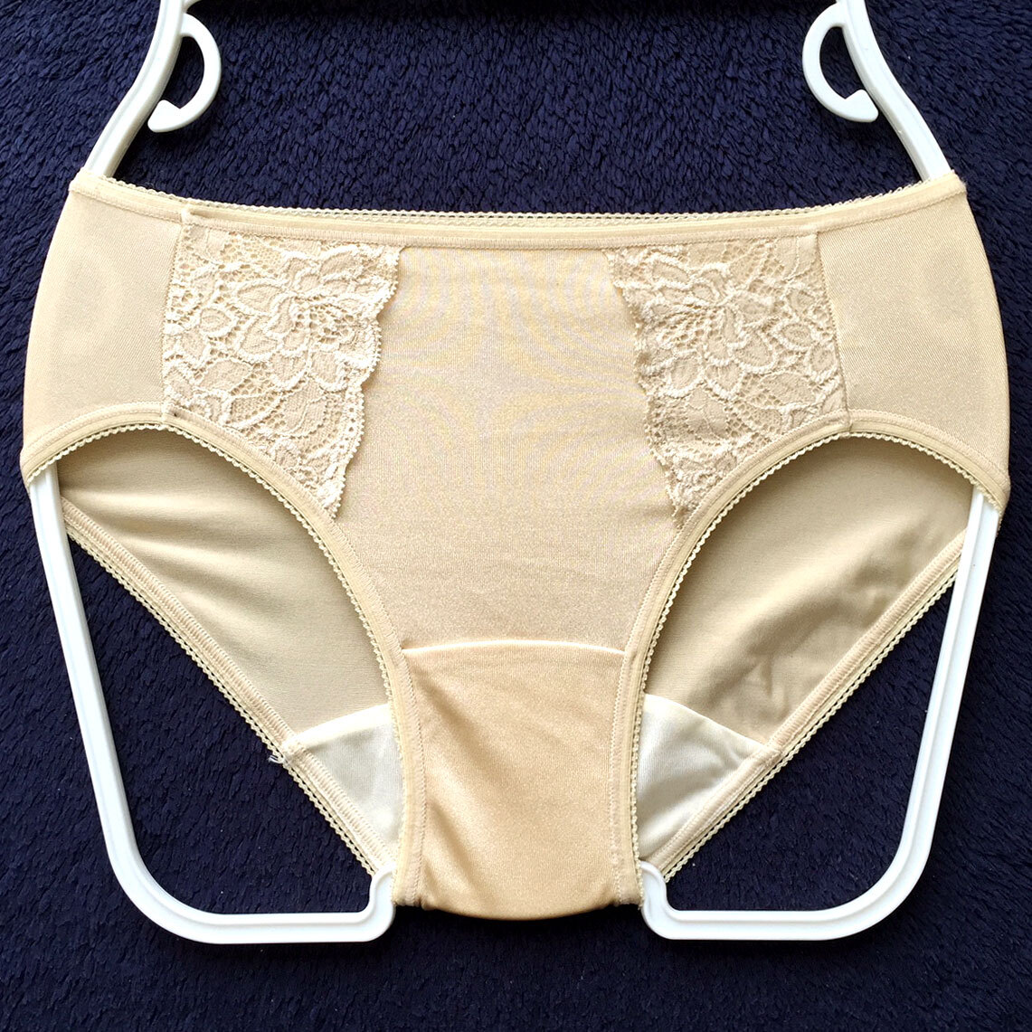 21才 女子大生りな＊タンス整理品 純白のちゅるちゅるサテンとレースブラ&ショーツセット (*∩ω∩)エコ 下着 ブラジャー パンツ 21才 女子大生りな＊タンス整理品 純白のちゅるちゅるサテン