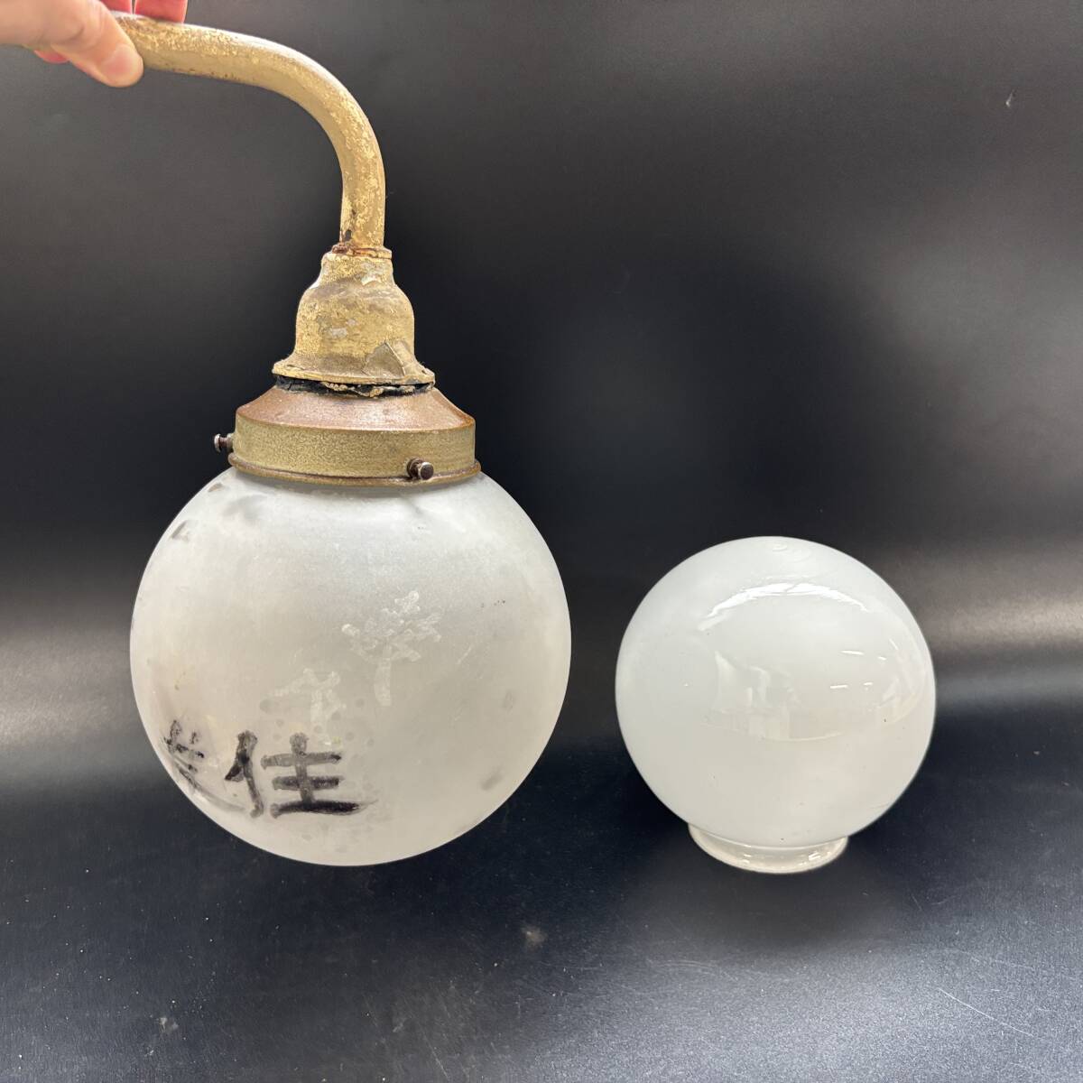 ○柄付き 古い乳白ガラスの外灯○ 玄関灯/門灯/壁掛け照明/ブラケット 