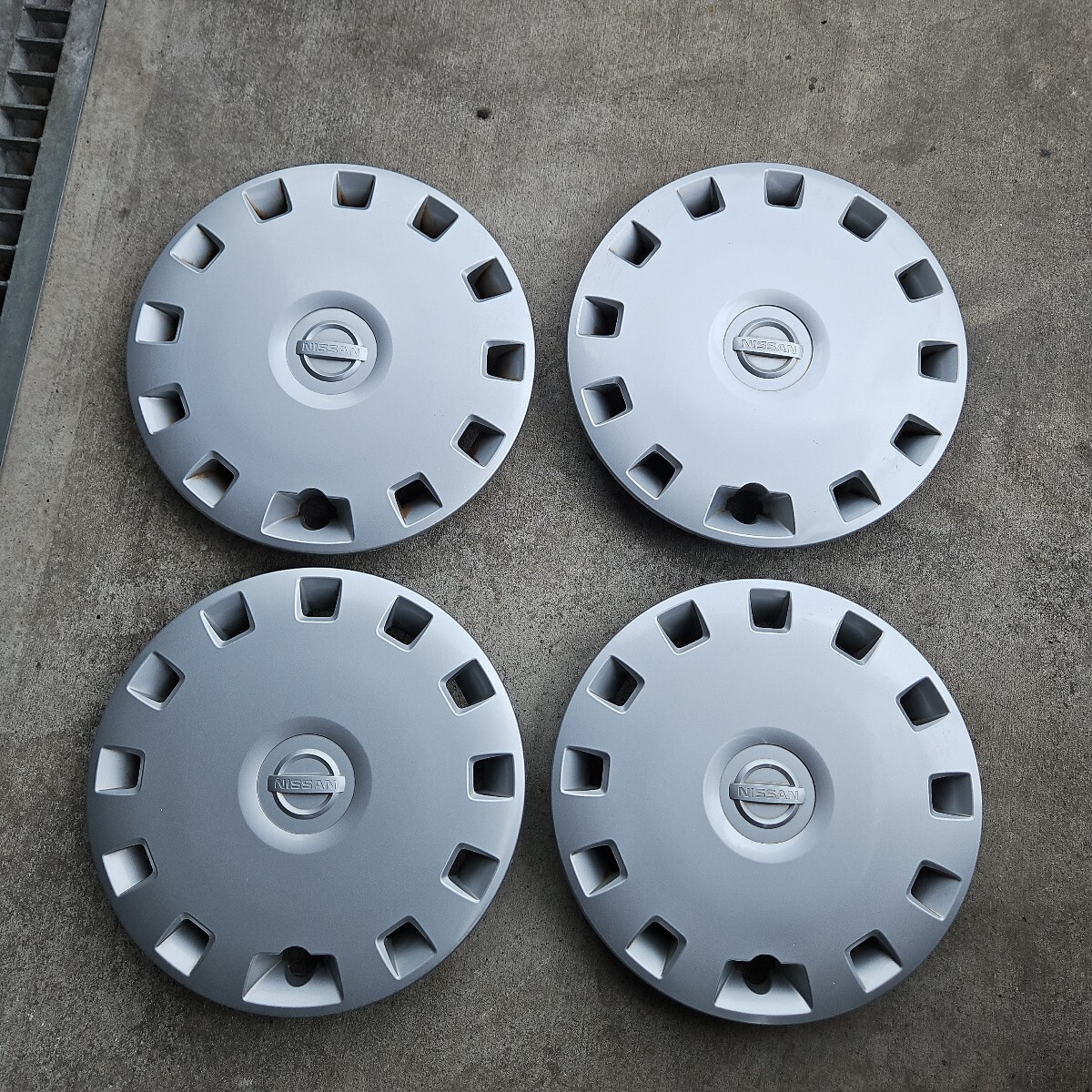 B122 サニートラック 純正 スチールホイール タイヤ付き4本セット 鉄