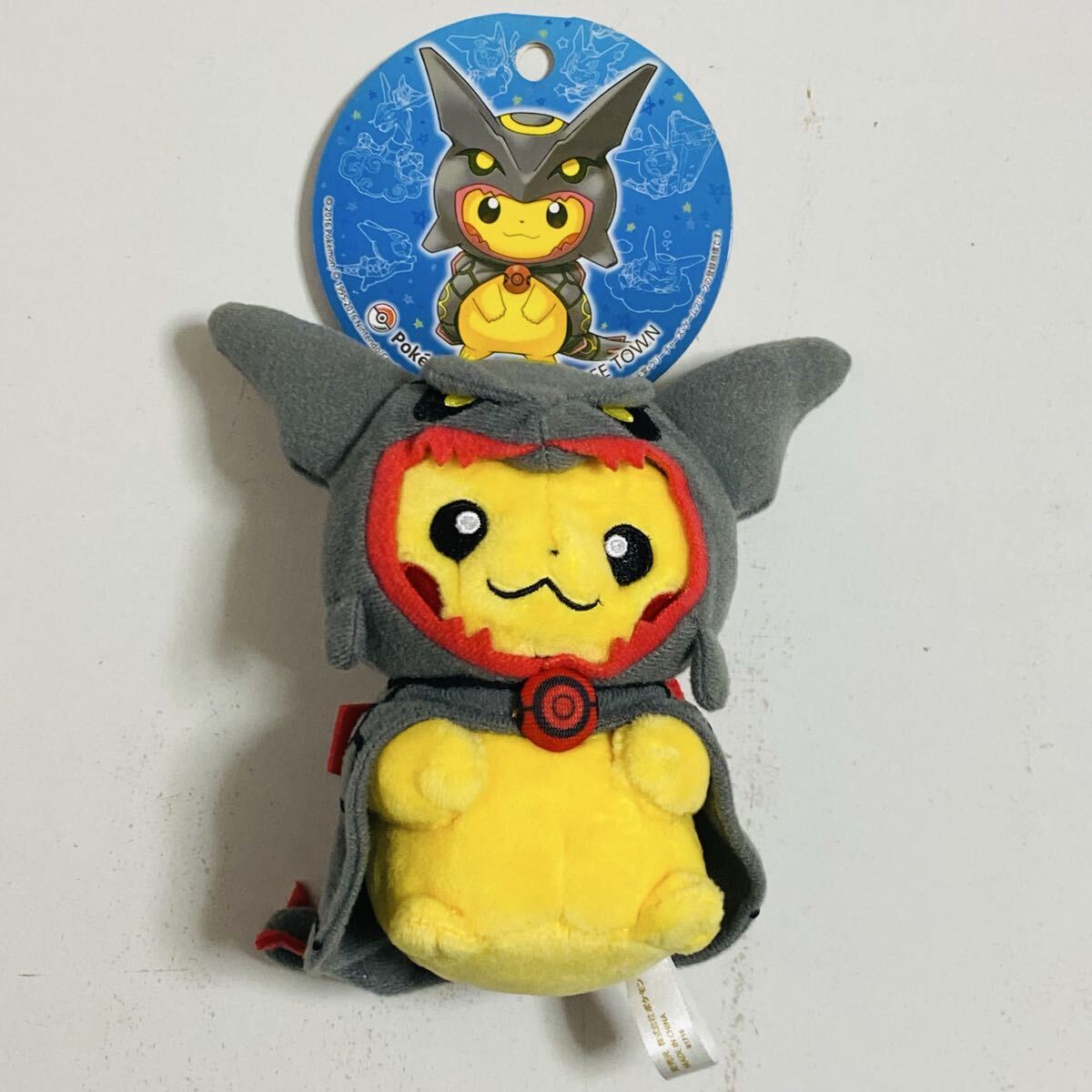 黒いレックウザポンチョを着たピカチュウ ぬいぐるみ ポケモンセンター