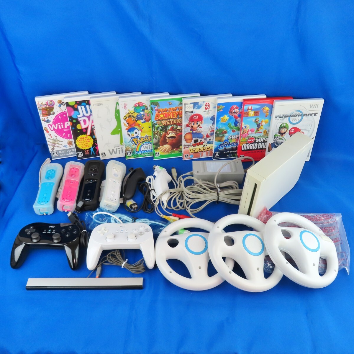 動作確認済】4人ですぐ遊べる wii本体一式+リモコン+ハンドル+