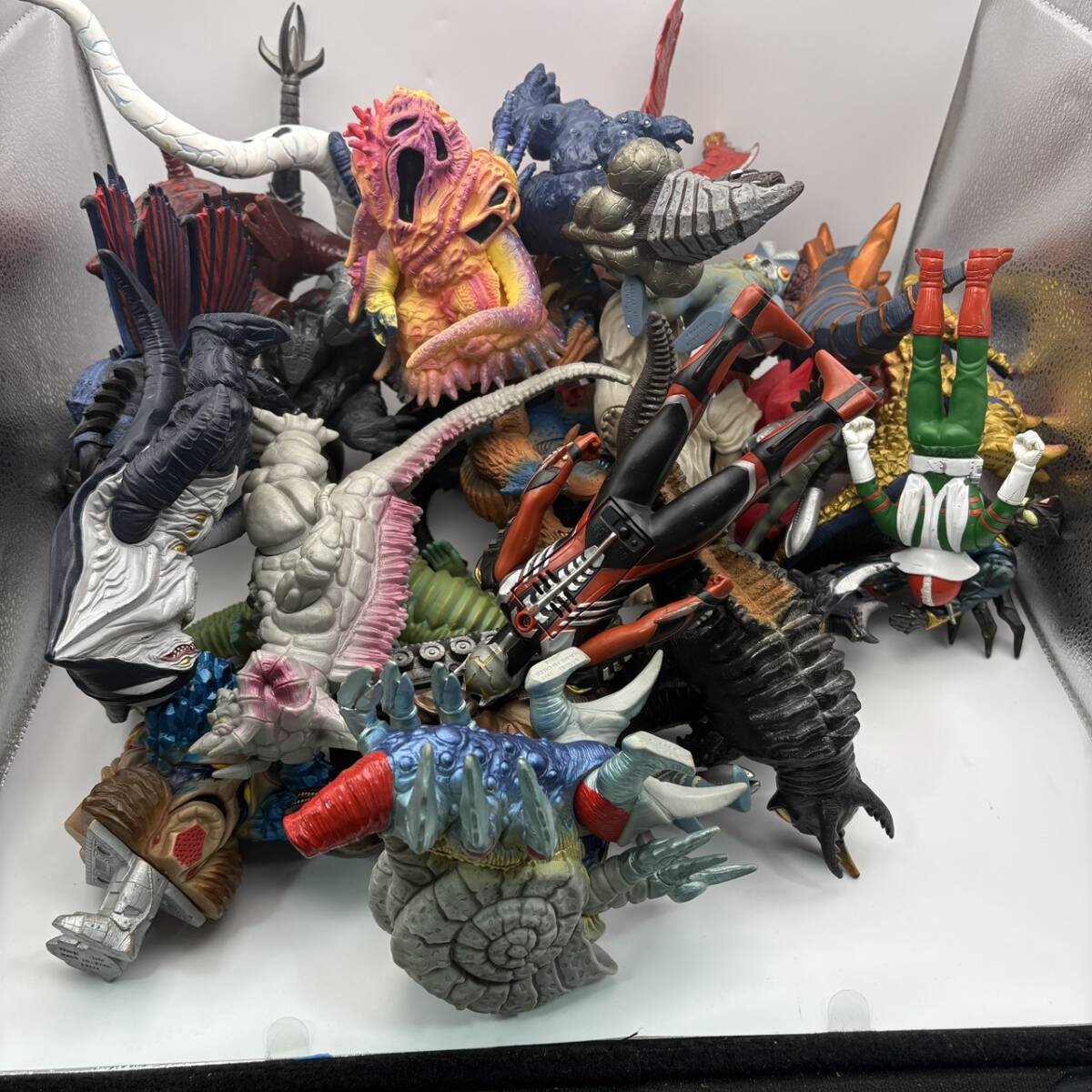 ウルトラマンシリーズ　まとめ売り 中古】◇ウルトラシリーズ怪獣 最強伝説 監修 / 円谷プロ