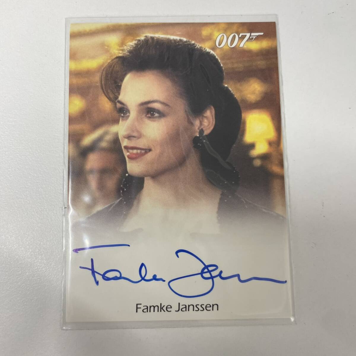 希少　映画007 (ピアース・ブロスナン、イザベラ・スコルプコ) 直筆サイン 中古】007 ピアース・ブロスナン & イザベラ・スコルプコ 直筆サイン