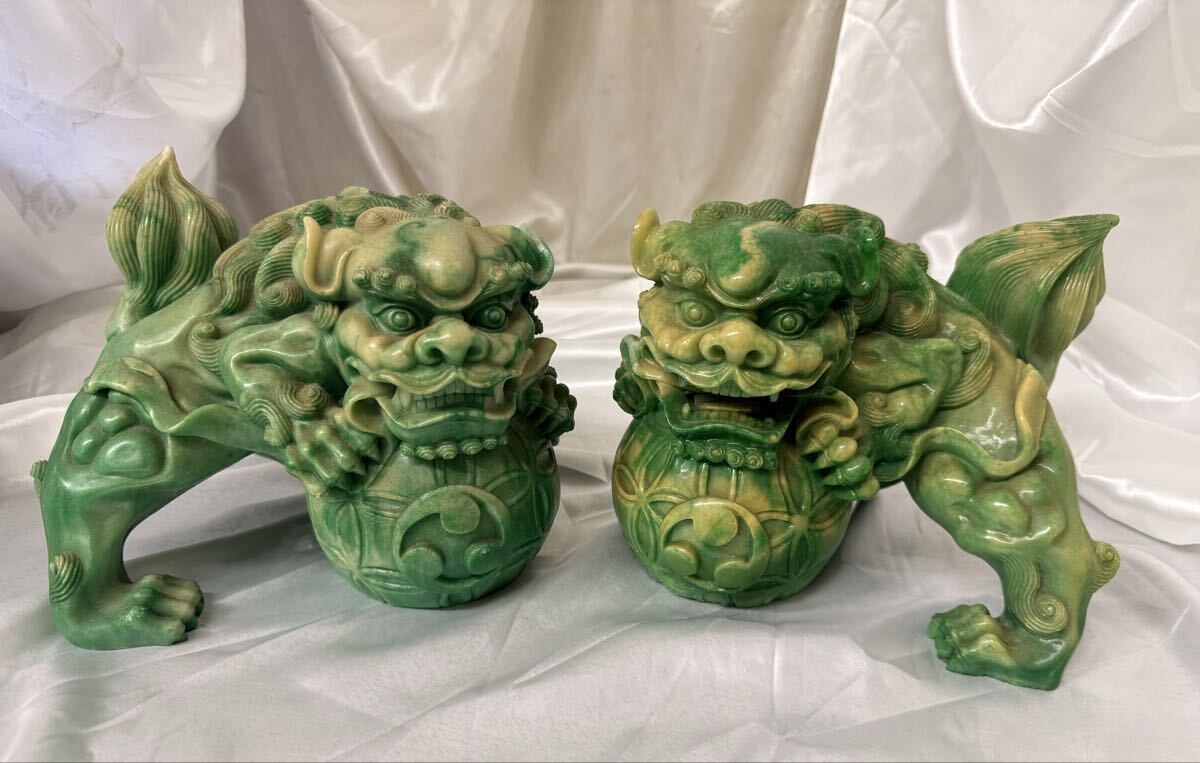 中古】木彫りのシーサー 雌雄2体 木製 鈴？ 玉乗り 玉を咥える 獅子 魔