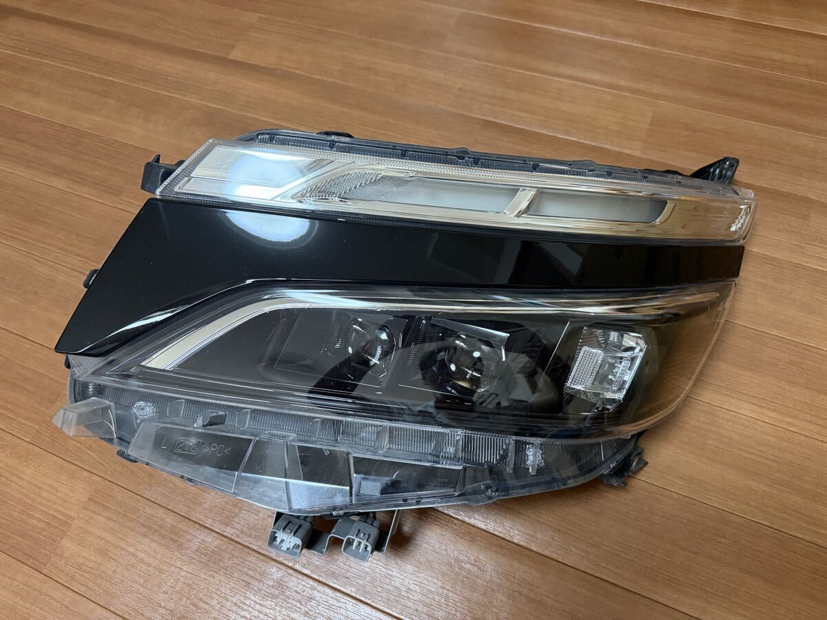 美品 ZRR80W ヴォクシー ZS 煌 後期 純正 LED ヘッドライト 右 28-240