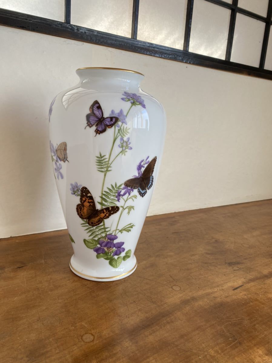 ポーセリン花と蝶の装飾 陶器製花瓶 ポーセリン花と蝶の装飾 陶器製花瓶 （Vintage Bavaria