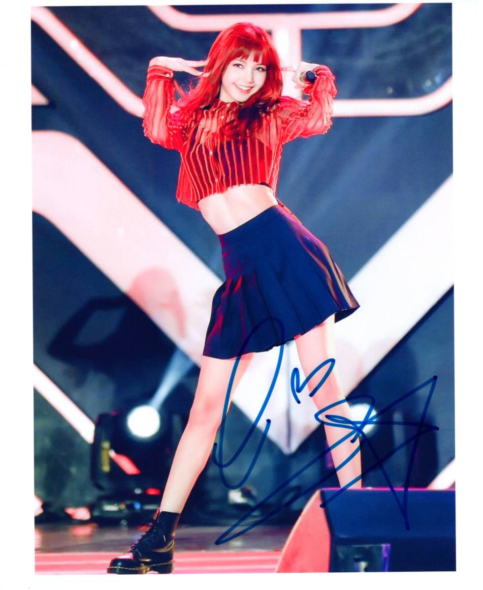 リサ （BLACKPINK）直筆サイン入り写真 スタイル抜群のハーフアイドル