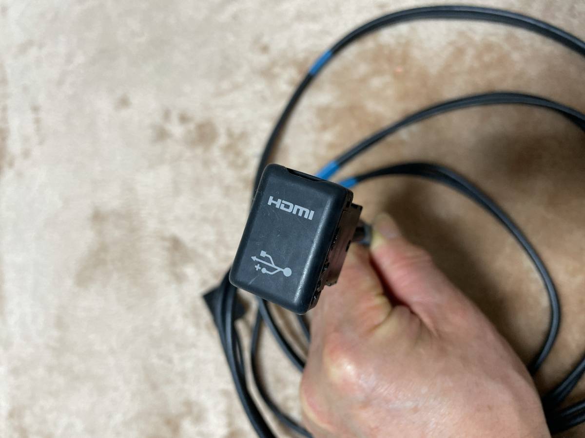 トヨタ純正 USB/HDMI入力端子 086B0-00010 中古品 の落札情報詳細 