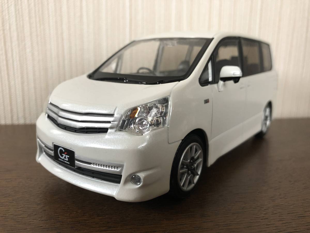 トヨタ 新型ノア カラーサンプル ミニカー 90系 パールホワイト 070 1