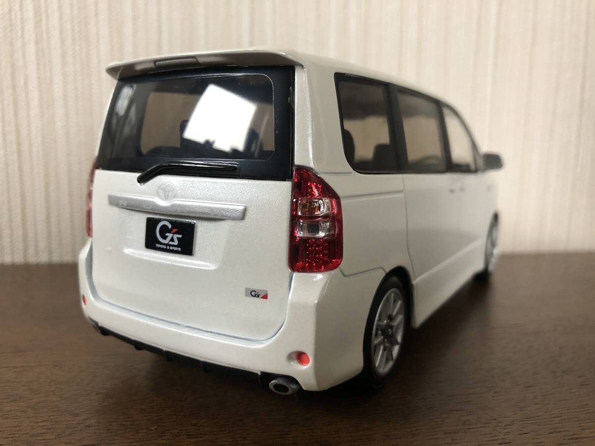 トヨタ ノア カラーサンプル ミニカー ホワイトパールクリスタルシャイン