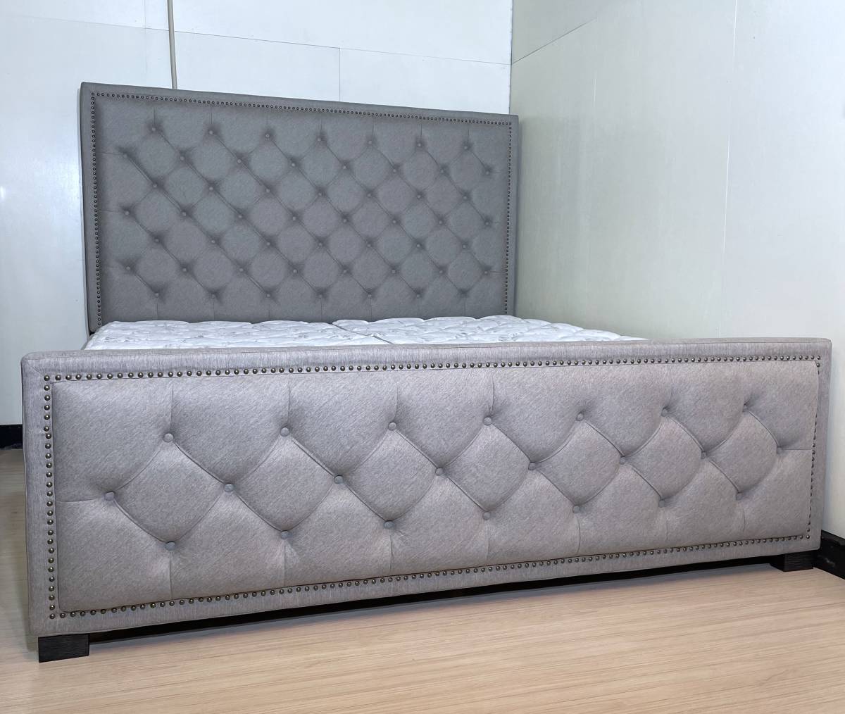 【目立った傷や汚れなし】アシュレイ＋シモンズ Ashley Bellvern King Upholstered Bed Simmons キング